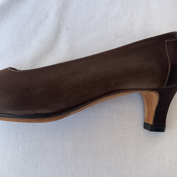 Vintage Chanel Brown Silk Pumps with Embroidered Logo on back heel. Sz8.5 - Picture 11 of 14